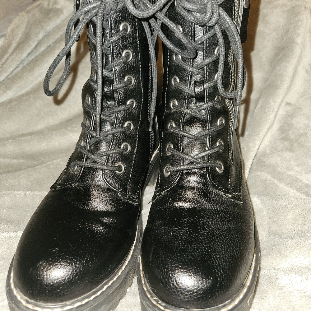 Stylish Black Combat Boots for Women - Picture 4 of 5